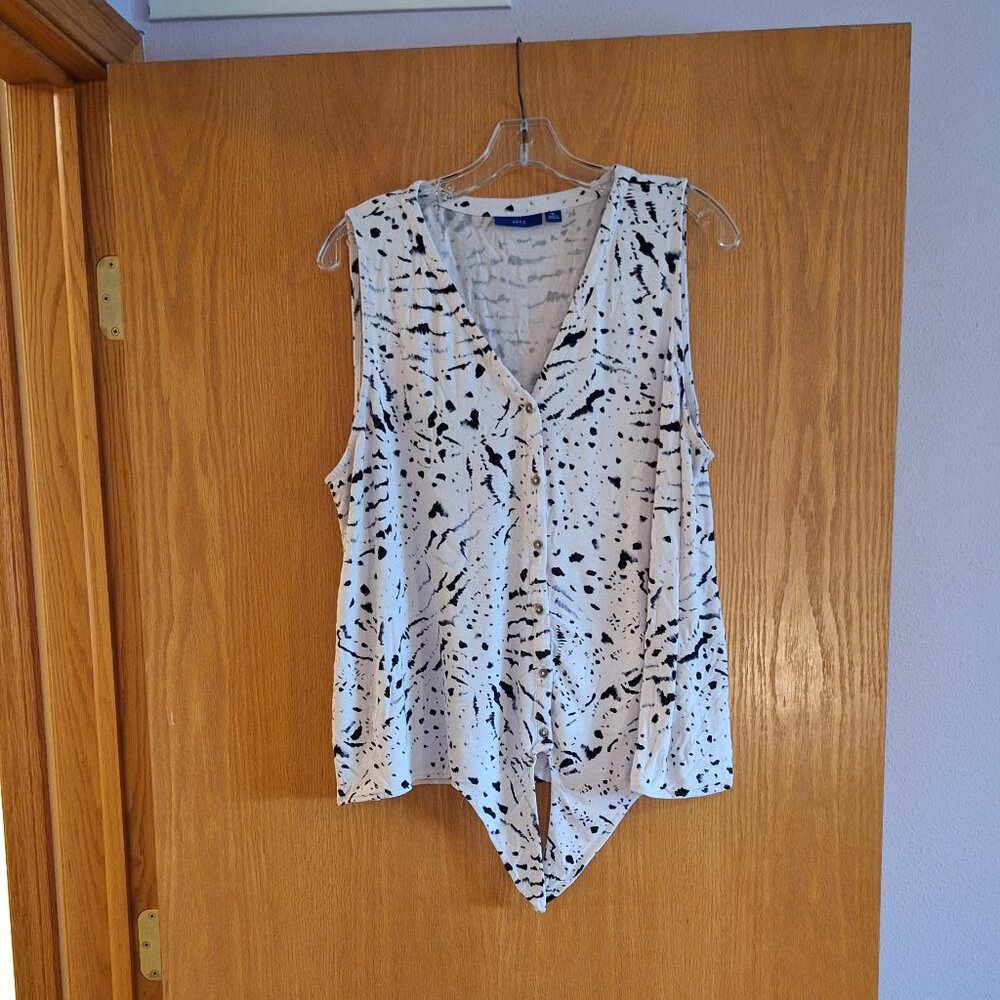 Woman's Sleeveless Cropped Tie-Front Shirt - Picture 2 of 8